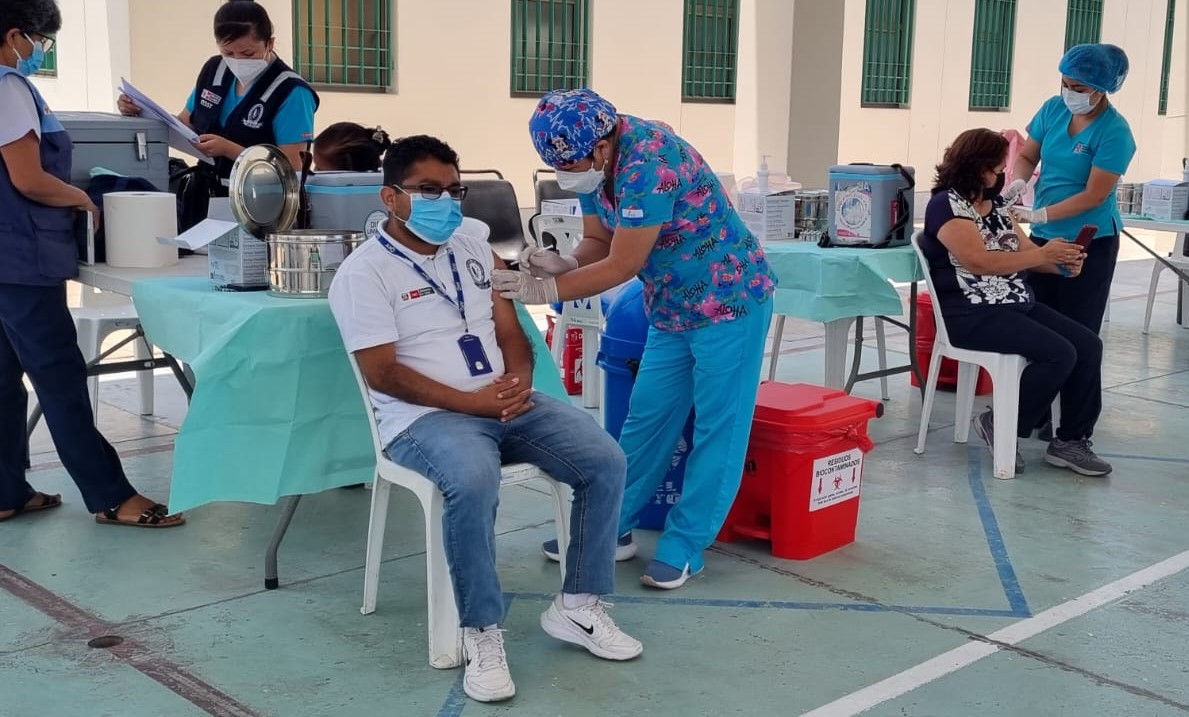 Personal del INR recibió la vacuna bivalente