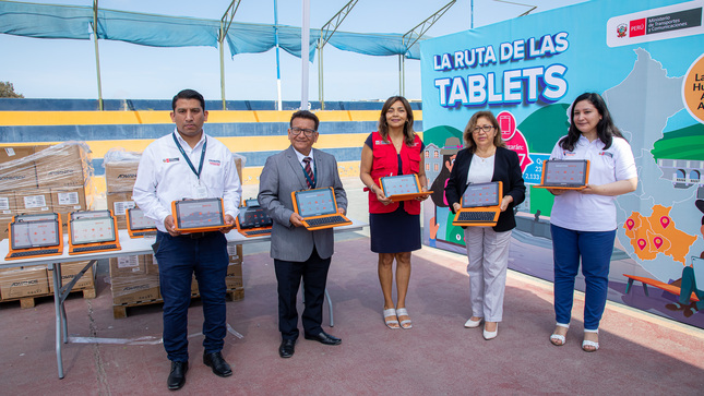 JPG de autoridades con las tabletas