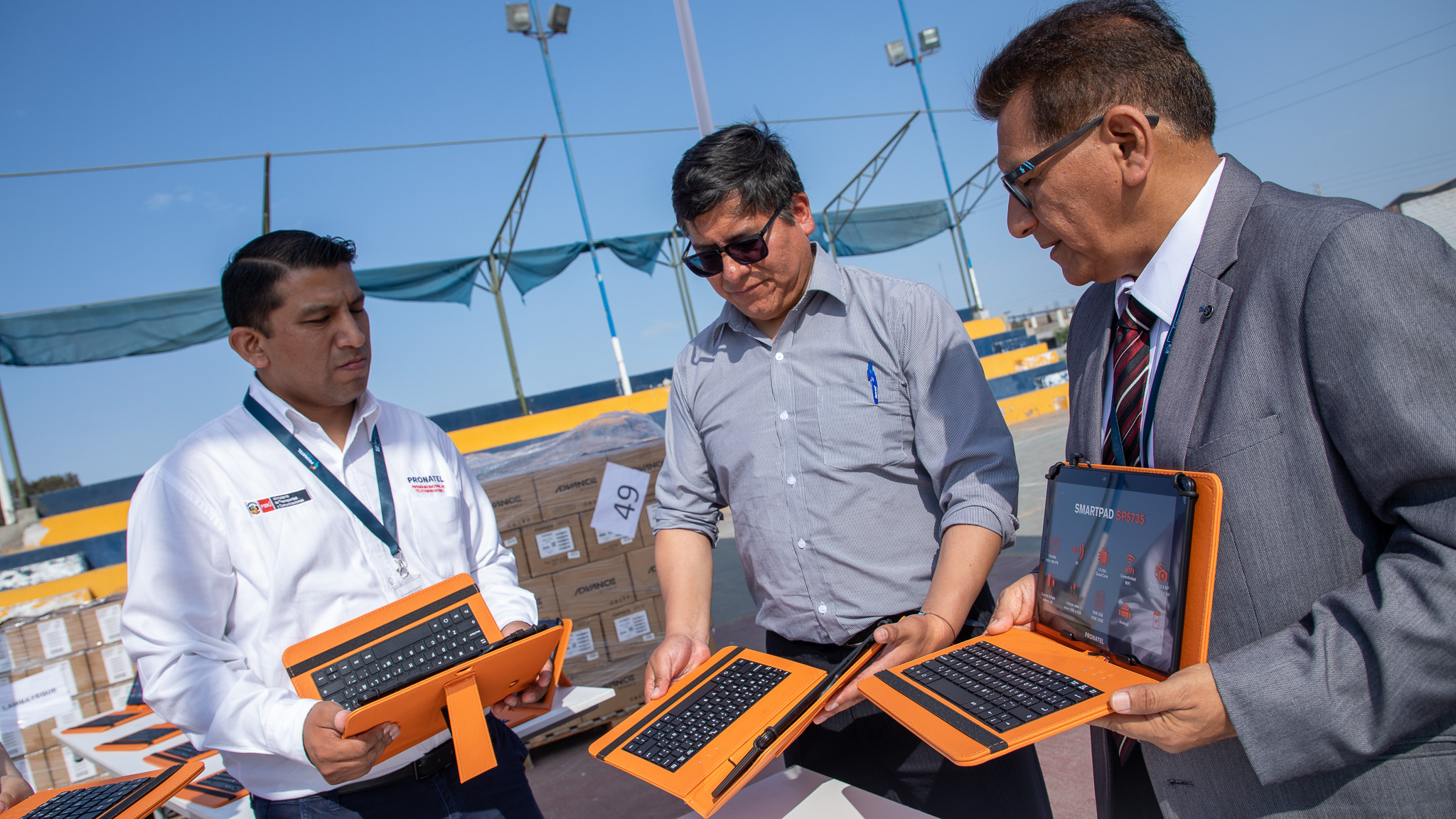 JPG de las autoridades con las tabletas