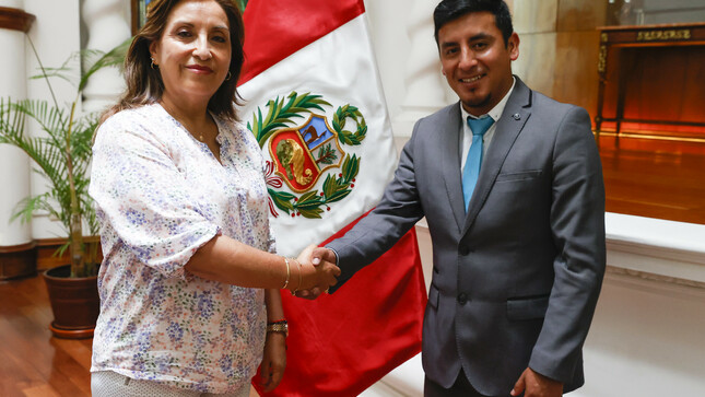 Foto de la presidenta Dina Boluarte con el alcalde de Machupicchu.