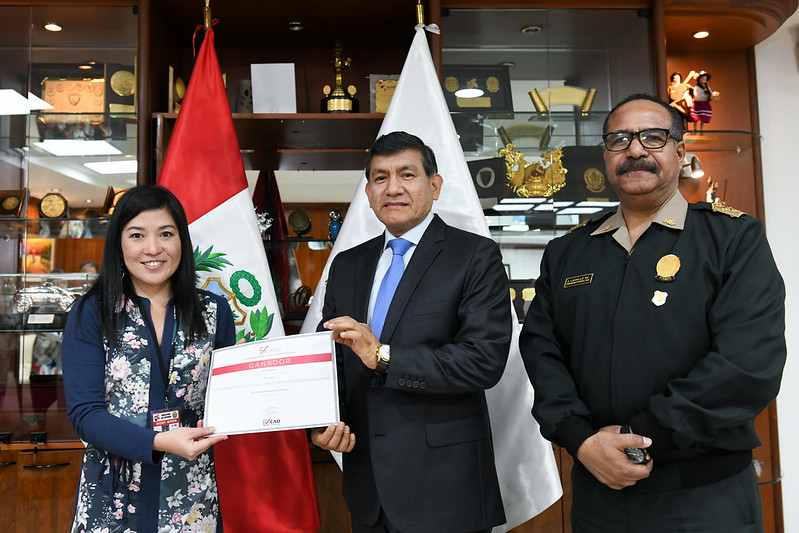 La Policía Nacional del Perú obtuvo el Premio Nacional de Buenas Prácticas en Gestión Pública 2019, en la categoría “Promoción de la Cultura e Identidad”, en mérito a su propuesta para la atención bilingüe de ciudadanos de habla quechua que acuden a las comisarías.