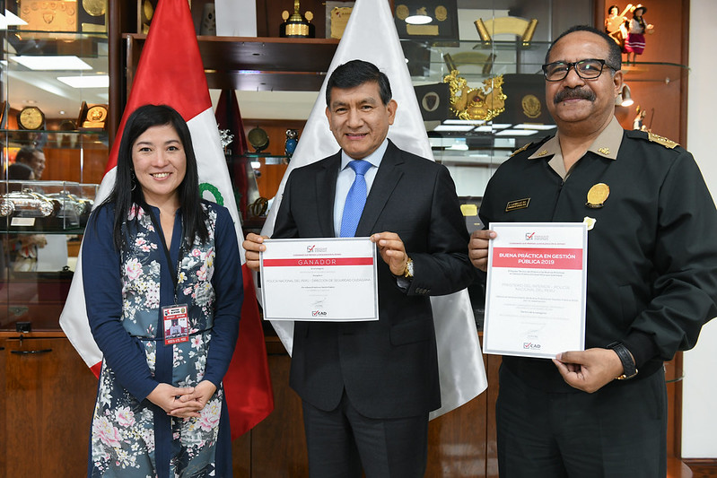 La Policía Nacional del Perú obtuvo el Premio Nacional de Buenas Prácticas en Gestión Pública 2019, en la categoría “Promoción de la Cultura e Identidad”, en mérito a su propuesta para la atención bilingüe de ciudadanos de habla quechua que acuden a las comisarías.