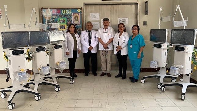 Aparece el Director del Hospital junto a otras médicos mostrando los ventiladores.