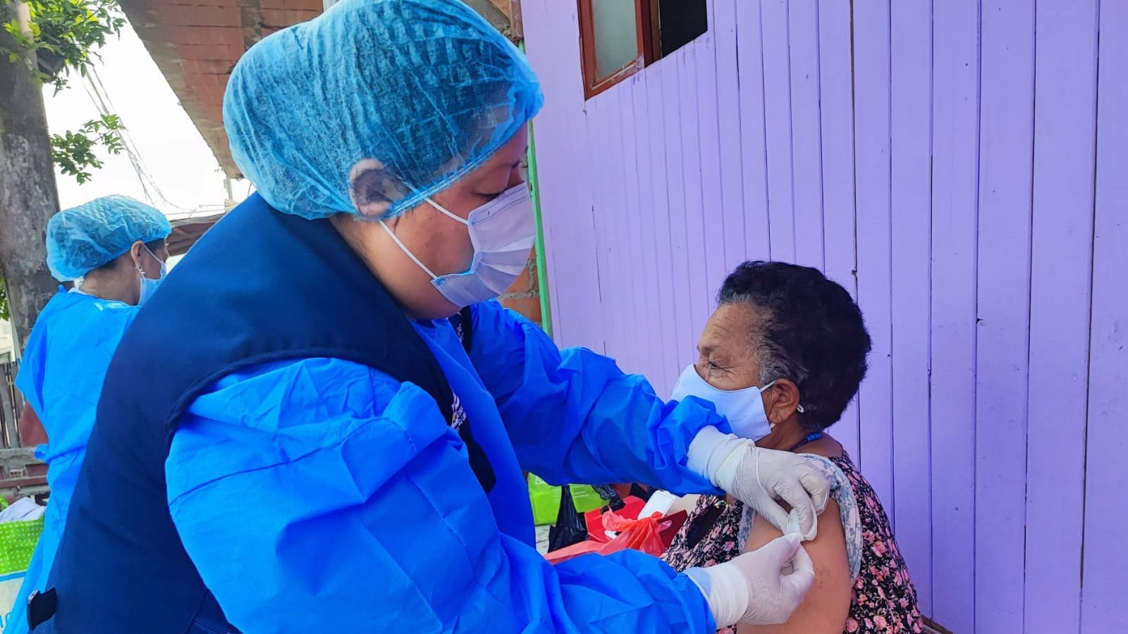 Covid-19 más de 3000 adultos mayores completaron su vacunación bivalente en Villa El Salvador