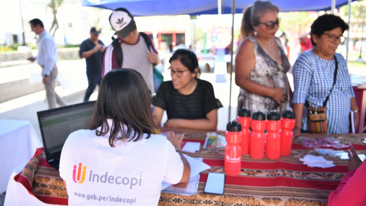 Indecopi impulsa registro de marcas en feria de Gamarra para potenciar negocios de emprendedores y empresarios