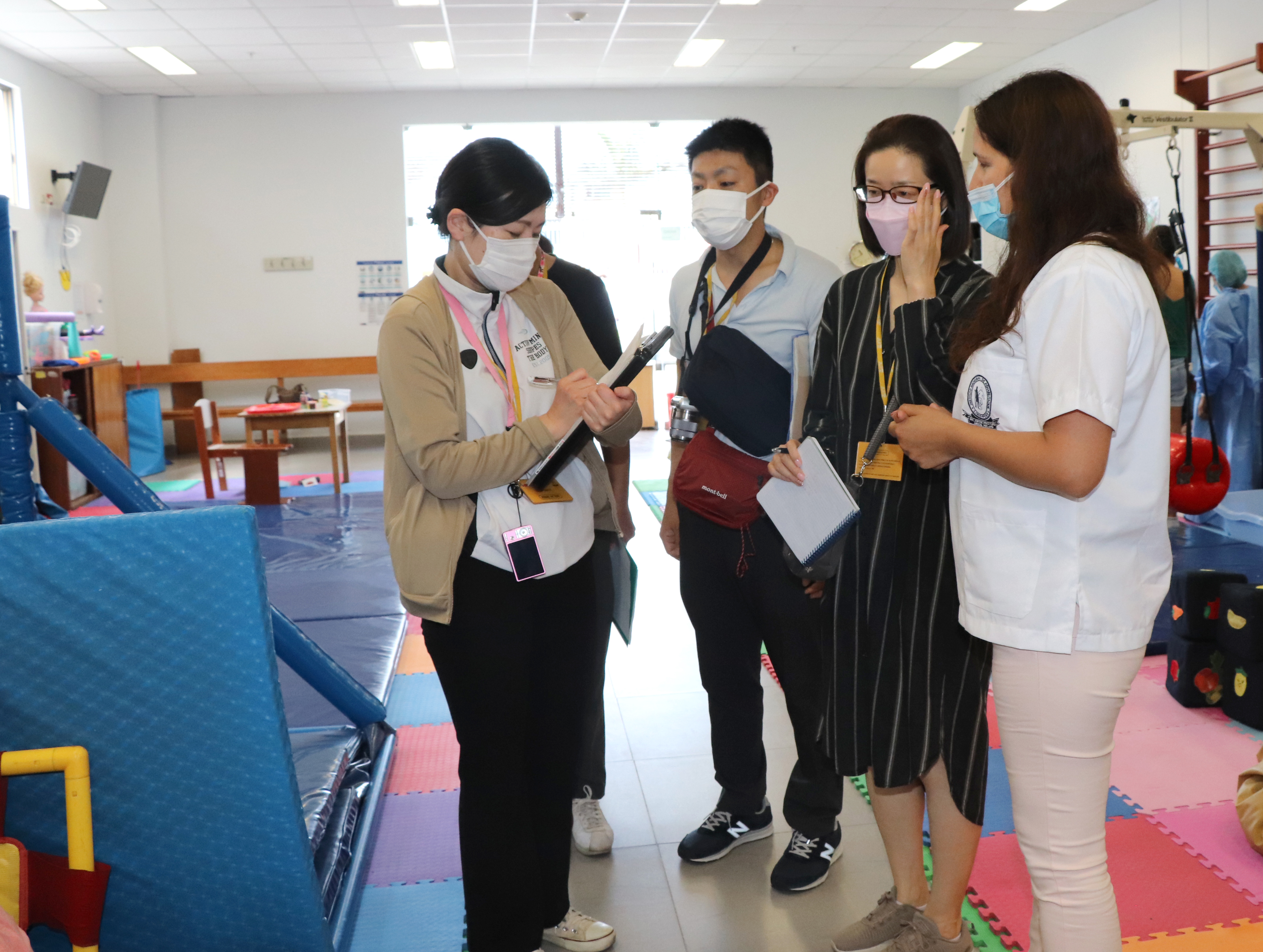 Fisioterapeutas japoneses conociendo el trabajo en el INR