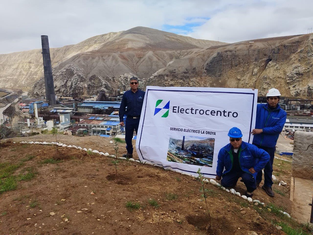 ELECTROCENTRO reverdece la Oroya con jornada de plantación de 1600 árboles