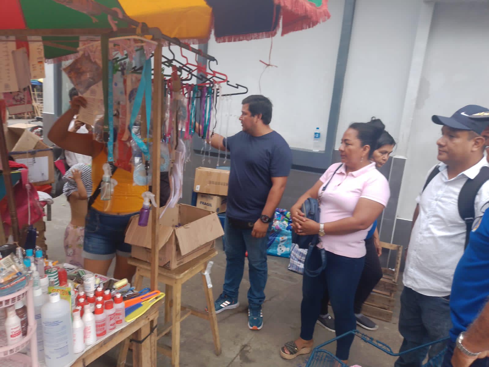 Inician campaña de sensibilización a vendedores ambulantes de Belén
La Subgerencia de Promoción Empresarial y Comercialización realizó, en coordinación con el área de salubridad, realizaron la sensibilización y ordenamiento de las vías y veredas de las calles 09 de diciembre.
Se exhortó a los vendedores ambulantes de las mencionadas vías, en mantener ordenado y limpio las veredas, calles y puestos de ventas para dar una mejor imagen al distrito. 