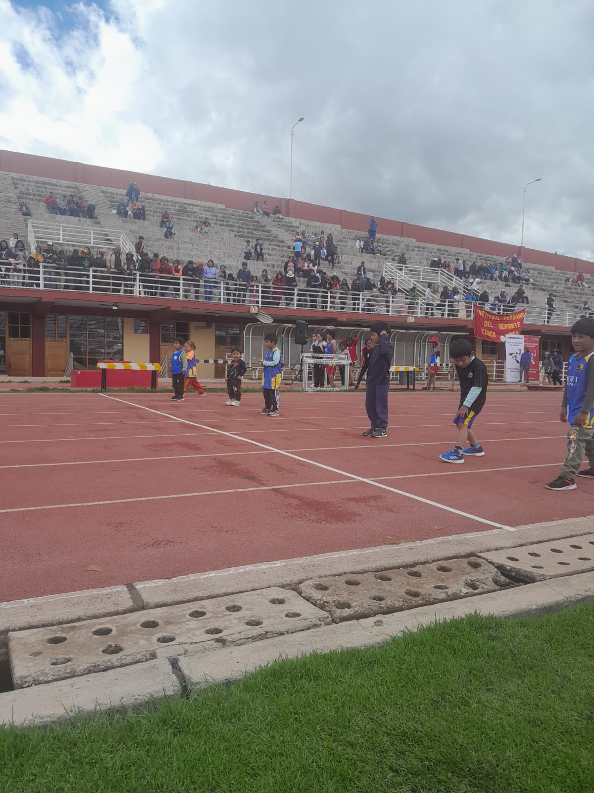Campeonato de atletismo infantil y juvenil en el Cusco