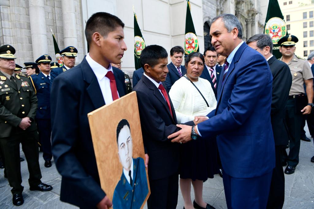 Ministro del Interior, Vicente Romero, acompañó a familiares del suboficial de la Policía Nacional asesinado durante las protestas.