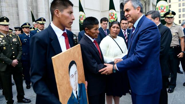 Ministro del Interior, Vicente Romero, acompañó a familiares del suboficial de la Policía Nacional asesinado durante las protestas.