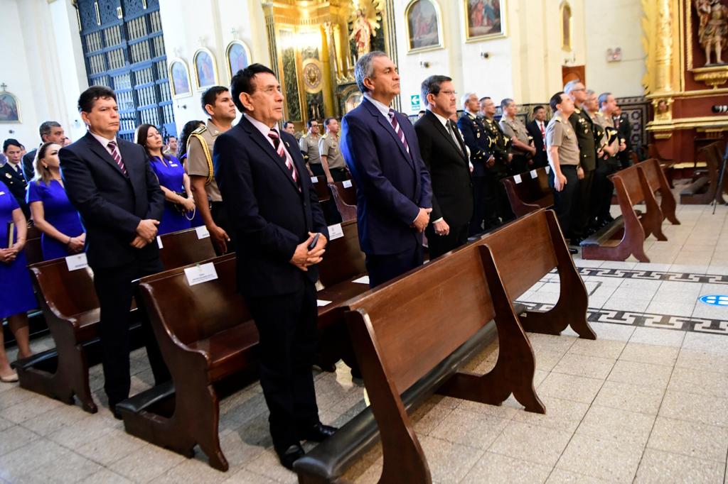Ministro del Interior, Vicente Romero, acompañó a familiares del suboficial de la Policía Nacional asesinado durante las protestas.