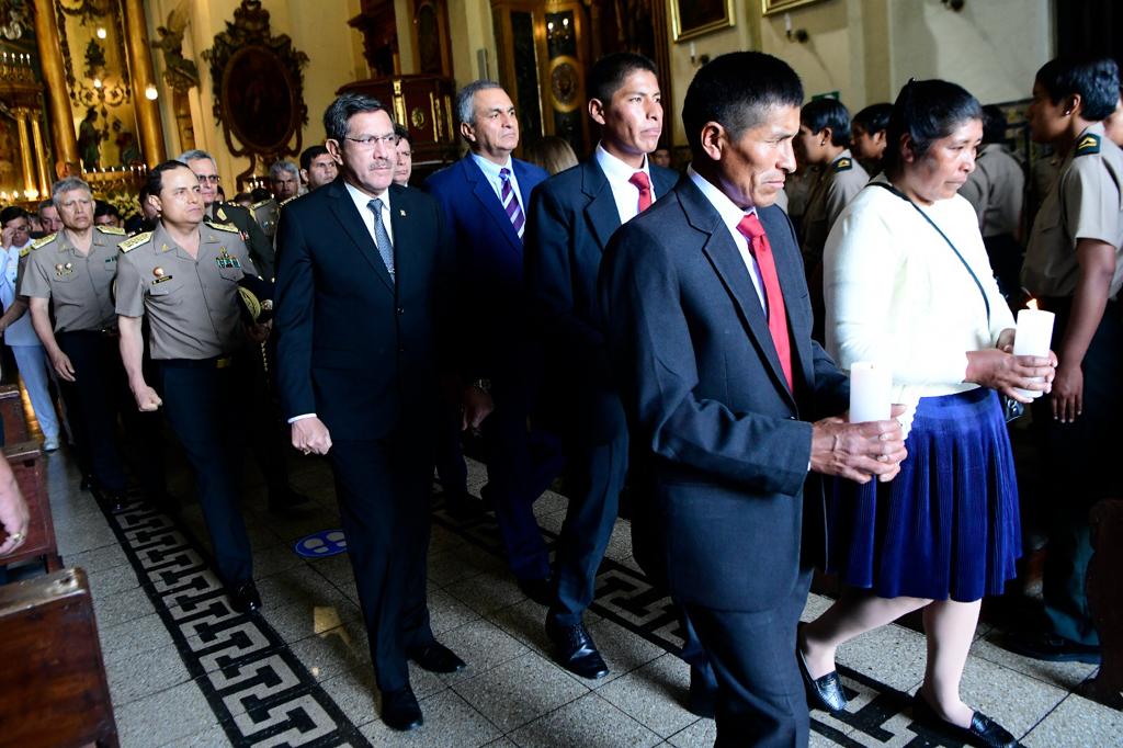 Ministro del Interior, Vicente Romero, acompañó a familiares del suboficial de la Policía Nacional asesinado durante las protestas.