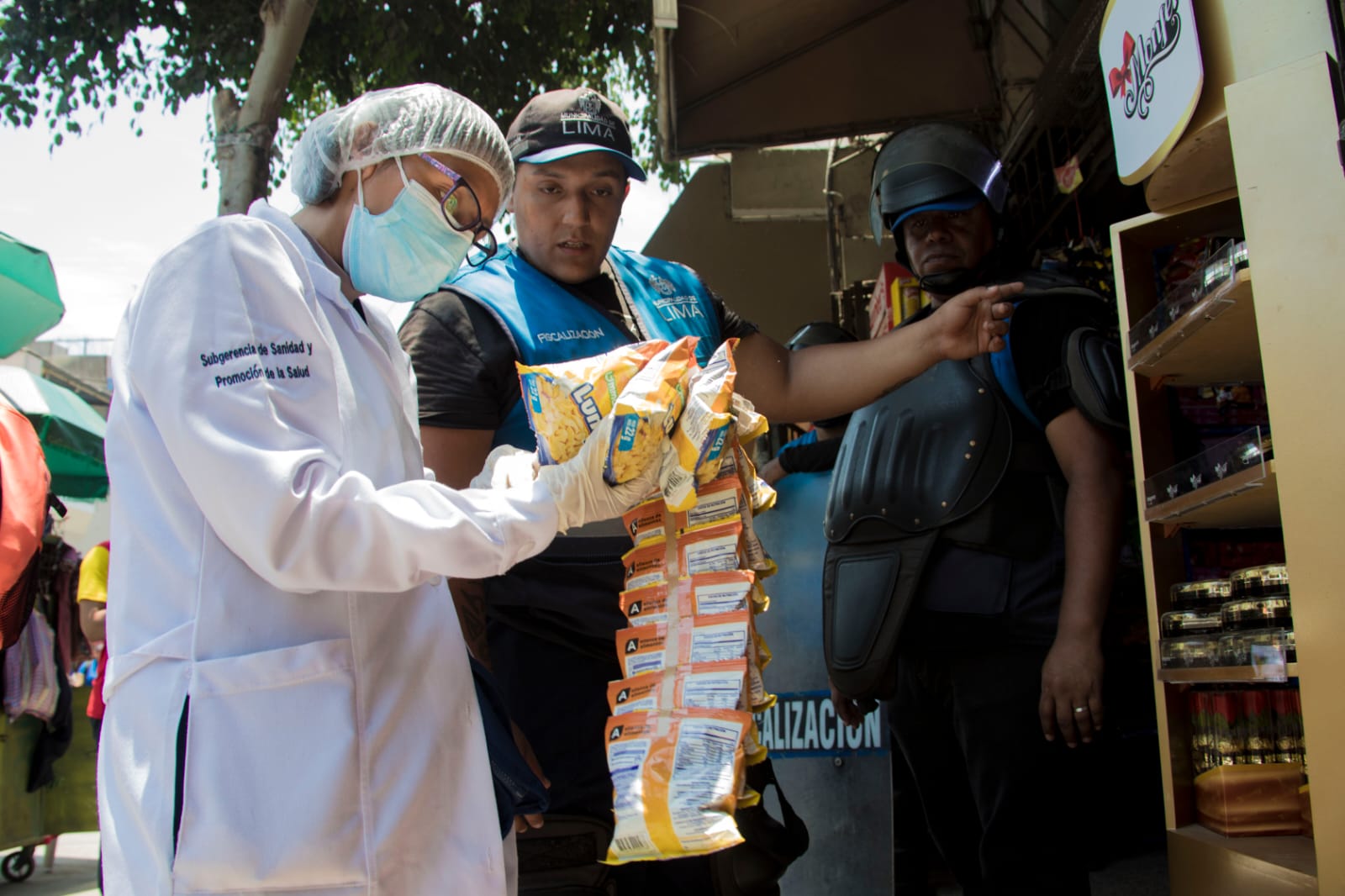 Agentes de fiscalización y sanidad de la Municipalidad de Lima intervinieron siete locales de venta de dulces.