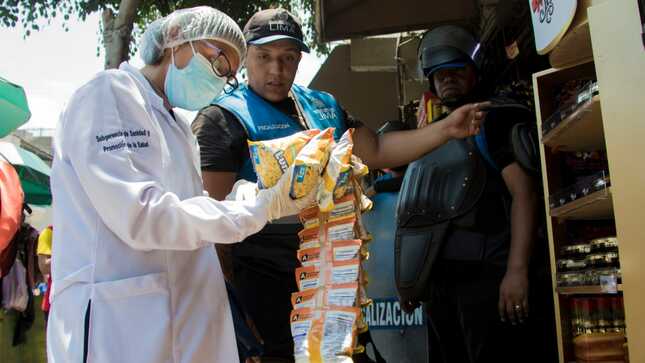 Agentes de fiscalización y sanidad de la Municipalidad de Lima intervinieron siete locales de venta de dulces.