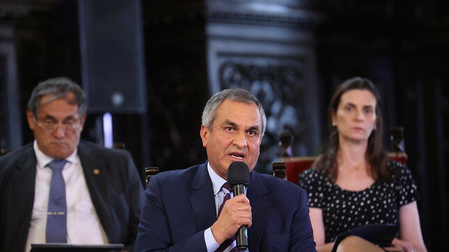 El ministro del Interior Vicente Romero aseguró hoy que el sector de lidera, a través de la  Policía Nacional del Perú (PNP), trabaja sin descanso para reforzar  la seguridad ciudadana y restablecer el orden interno en el país, a fin de garantizar el derecho a la integridad, el libre tránsito y el trabajo de todos los peruanos. 

En conferencia de prensa desarrollada en Palacio de Gobierno, el ministro Vicente Romero resaltó los logros alcanzados en la lucha contra la delincuencia y el crimen organizado.

Explicó que, como parte de la lucha contra el tráfico ilícito de drogas, se alcanzó importantes resultados  gracias a las 2,315 operaciones policiales en las que se detuvo a 1,664 presuntos delincuentes y se desarticuló 8 organizaciones y 2 bandas criminales involucradas en este delito. Estas acciones dejaron como resultado 5 detenidos y 2,780 kilogramos de cocaína decomisados.
 
A la fecha se ha detenido a 98 personas inmersas en diversos delitos y se han desarticulado 5 organizaciones criminales y 5 bandas criminales por crimen organizado.

En esa línea, el ministro Romero destacó la labor de la Dirincri que, en menos de 24 horas logró importantes avances en la investigación del caso de asesinato múltiple en el distrito de  San Miguel. Mencionó que ha capturado a tres de los presuntos autores de este terrible crimen y explicó cómo este logró es una muestra de que se ha intensificado la investigación y la inteligencia policial contra los delitos de sicariato y cobro de cupos.

Seguridad Ciudadana e inversión

En materia de la seguridad ciudadana y el fortalecimiento de la policía comunitaria, el titular del Interior anunció el reforzamiento de la Estrategia policial “Vecindario Seguro” y la Estrategia Multisectorial “Barrio Seguro”, y con un trabajo articulado Policía y Serenazgo, a nivel nacional.

De igual modo, y en el marco de la ejecución del Proyecto Perú Seguro, financiado por el BID, su sector logró seguir fortaleciendo la capacidad operativa de la Policía Nacional del Perú. 

Gracias a este convenio se entregó equipamiento informático y lectores biométricos para 107 Comisarías por un monto de S/. 2.2 millones, contribuyendo a fortalecer las capacidades operativas de inteligencia para la seguridad ciudadana.  

Además, se ha logrado implementar el Data Center  de la Dirección de Inteligencia (Dirin) de la PNP, por un monto de S/. 7.5 millones, y de manera complementaria se está implementando una Solución de Seguridad de la Información y Protección de Datos por un monto de S/. 5.7 millones.   

Para la formación y el equipamiento policial, asimismo, se invertirá en equipos informáticos y comunicacionales de las escuelas de suboficiales y la escuela de formación continua, ubicadas en Puente Piedra y Chorrillos. También se invertirá en los centros de formación ubicados en  Huánuco, Huancayo y Cusco, con un monto que asciende a S/. 2.7 millones.

Orden Público

El titular del Interior indicó que, en el contexto de las manifestaciones registradas en diversas regiones, los agentes policiales han  detenido a  743 personas, 203 en diciembre 2022 y 540 entre los meses de enero y febrero de 2023. Estas personas fueron intervenidas por su participación en las protestas y tras ocasionar daños a la propiedad pública y privada además, de bloquear vías de comunicación.

Asimismo, explicó que el sector mantiene las puertas abiertas para recibir y dialogar con los representantes de organizaciones internacionales de derechos humanos. Una muestra de ello es que a la fecha se ha reunido en su despacho con el enviado especial del Alto Comisionado de las Naciones Unidas para los Derechos Humanos, la Jefa de la Delegación Regional del Comité Internacional de la Cruz Roja y el Director Asociado para las Américas de Human Rights Watch.

