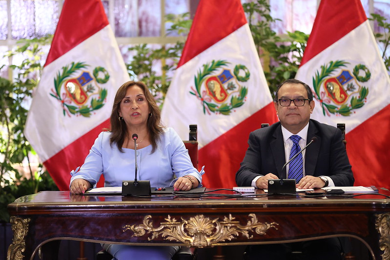 El ministro del Interior Vicente Romero aseguró hoy que el sector de lidera, a través de la Policía Nacional del Perú (PNP), trabaja sin descanso para reforzar la seguridad ciudadana y restablecer el orden interno en el país, a fin de garantizar el derecho a la integridad, el libre tránsito y el trabajo de todos los peruanos.
En conferencia de prensa desarrollada en Palacio de Gobierno, el ministro Vicente Romero resaltó los logros alcanzados en la lucha contra la delincuencia y el crimen organizado.
Explicó que, como parte de la lucha contra el tráfico ilícito de drogas, se alcanzó importantes resultados gracias a las 2,315 operaciones policiales en las que se detuvo a 1,664 presuntos delincuentes y se desarticuló 8 organizaciones y 2 bandas criminales involucradas en este delito. Estas acciones dejaron como resultado 5 detenidos y 2,780 kilogramos de cocaína decomisados.
A la fecha se ha detenido a 98 personas inmersas en diversos delitos y se han desarticulado 5 organizaciones criminales y 5 bandas criminales por crimen organizado.
En esa línea, el ministro Romero destacó la labor de la Dirincri que, en menos de 24 horas logró importantes avances en la investigación del caso de asesinato múltiple en el distrito de San Miguel. Mencionó que ha capturado a tres de los presuntos autores de este terrible crimen y explicó cómo este logró es una muestra de que se ha intensificado la investigación y la inteligencia policial contra los delitos de sicariato y cobro de cupos.
Seguridad Ciudadana e inversión
En materia de la seguridad ciudadana y el fortalecimiento de la policía comunitaria, el titular del Interior anunció el reforzamiento de la Estrategia policial “Vecindario Seguro” y la Estrategia Multisectorial “Barrio Seguro”, y con un trabajo articulado Policía y Serenazgo, a nivel nacional.
De igual modo, y en el marco de la ejecución del Proyecto Perú Seguro, financiado por el BID, su sector logró seguir fortaleciendo la capacidad operativa de la Policía Nacional del Perú.
Gracias a este convenio se entregó equipamiento informático y lectores biométricos para 107 Comisarías por un monto de S/. 2.2 millones, contribuyendo a fortalecer las capacidades operativas de inteligencia para la seguridad ciudadana.
Además, se ha logrado implementar el Data Center de la Dirección de Inteligencia (Dirin) de la PNP, por un monto de S/. 7.5 millones, y de manera complementaria se está implementando una Solución de Seguridad de la Información y Protección de Datos por un monto de S/. 5.7 millones.
Para la formación y el equipamiento policial, asimismo, se invertirá en equipos informáticos y comunicacionales de las escuelas de suboficiales y la escuela de formación continua, ubicadas en Puente Piedra y Chorrillos. También se invertirá en los centros de formación ubicados en Huánuco, Huancayo y Cusco, con un monto que asciende a S/. 2.7 millones.
Orden Público
El titular del Interior indicó que, en el contexto de las manifestaciones registradas en diversas regiones, los agentes policiales han detenido a 743 personas, 203 en diciembre 2022 y 540 entre los meses de enero y febrero de 2023. Estas personas fueron intervenidas por su participación en las protestas y tras ocasionar daños a la propiedad pública y privada además, de bloquear vías de comunicación.
Asimismo, explicó que el sector mantiene las puertas abiertas para recibir y dialogar con los representantes de organizaciones internacionales de derechos humanos. Una muestra de ello es que a la fecha se ha reunido en su despacho con el enviado especial del Alto Comisionado de las Naciones Unidas para los Derechos Humanos, la Jefa de la Delegación Regional del Comité Internacional de la Cruz Roja y el Director Asociado para las Américas de Human Rights Watch.