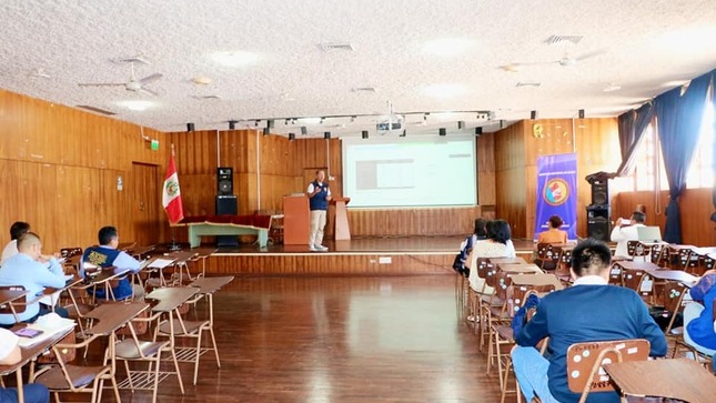 Con el objetivo de fortalecer las capacidades del personal responsable de la Atención Integral de Salud del niño/niña.