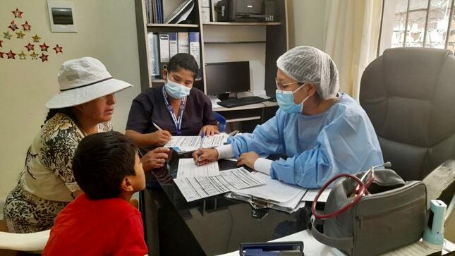 Arequipa equipo de salud mental del Minsa brinda los primeros auxilios psicológicos a personas damnificadas del huaico en Secocha