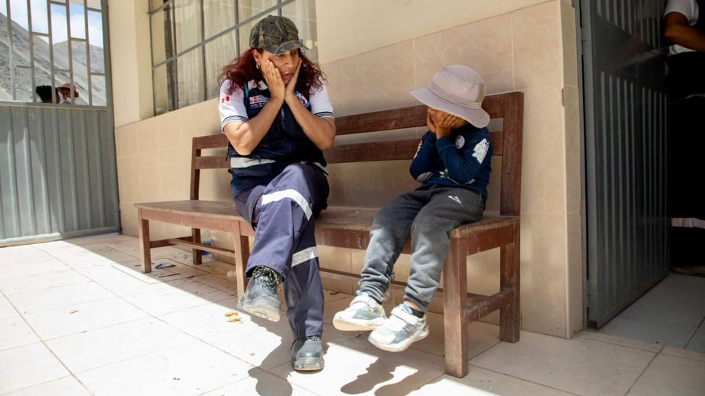 Arequipa equipo de salud mental del Minsa brinda los primeros auxilios psicológicos a personas damnificadas del huaico en Secocha