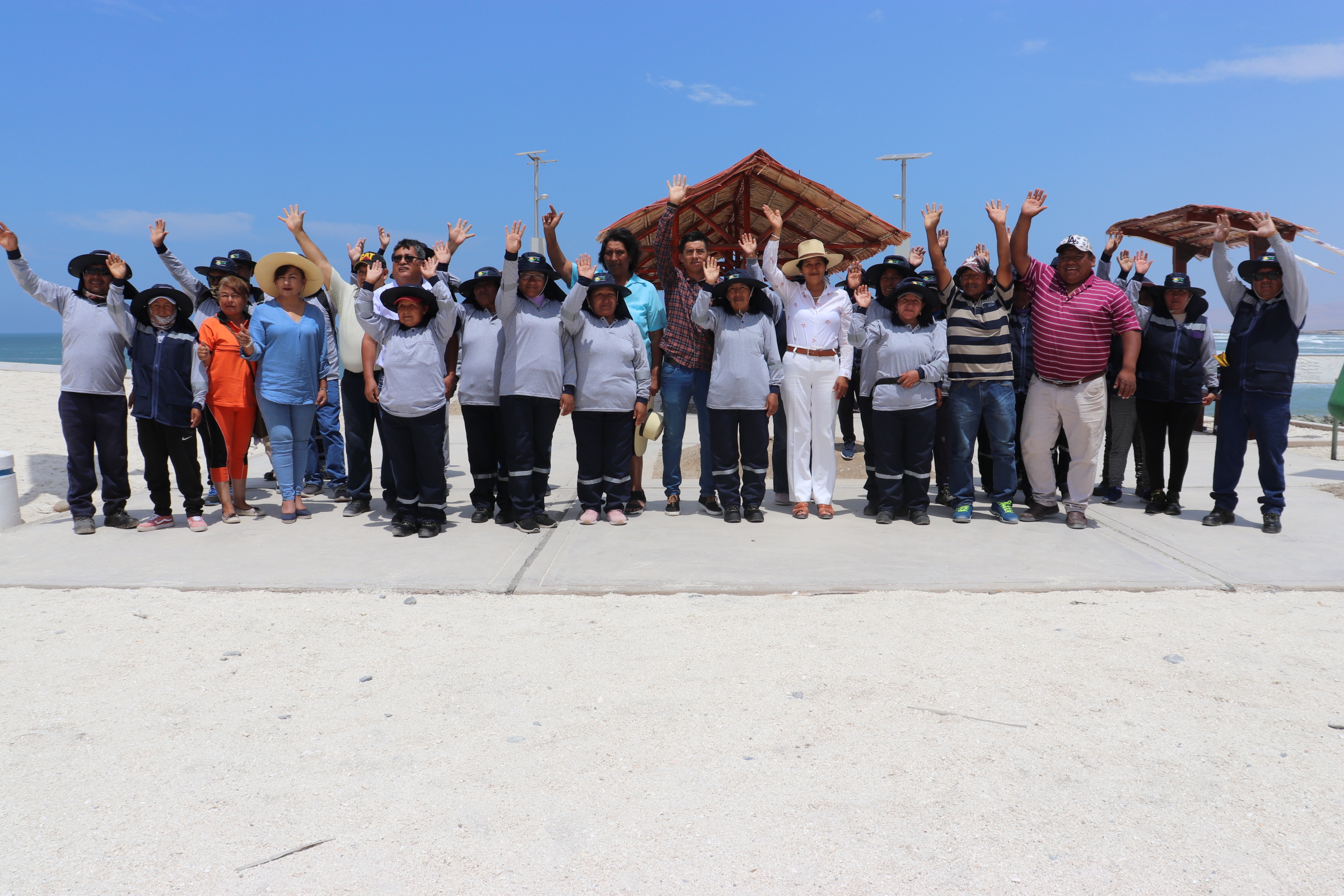 #𝗚𝗲𝘀𝘁𝗶ó𝗻 Entre aplausos y abrazos fue recibida la primera autoridad distrital, Sra. Urbelinda Chacón Díaz en la ceremonia de inicio de las actividades de mantenimiento realizada en la playa Meca