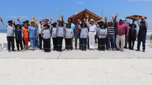 #𝗚𝗲𝘀𝘁𝗶ó𝗻 Entre aplausos y abrazos fue recibida la primera autoridad distrital, Sra. Urbelinda Chacón Díaz en la ceremonia de inicio de las actividades de mantenimiento realizada en la playa Meca