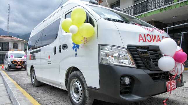 Rosa Vásquez entrega ambulancias que salvarán vidas en Yangas y Canta