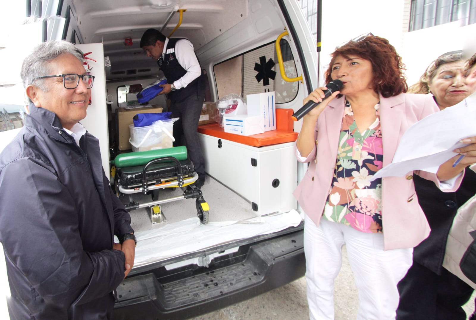 Rosa Vásquez entrega ambulancias que salvarán vidas en Yangas y Canta