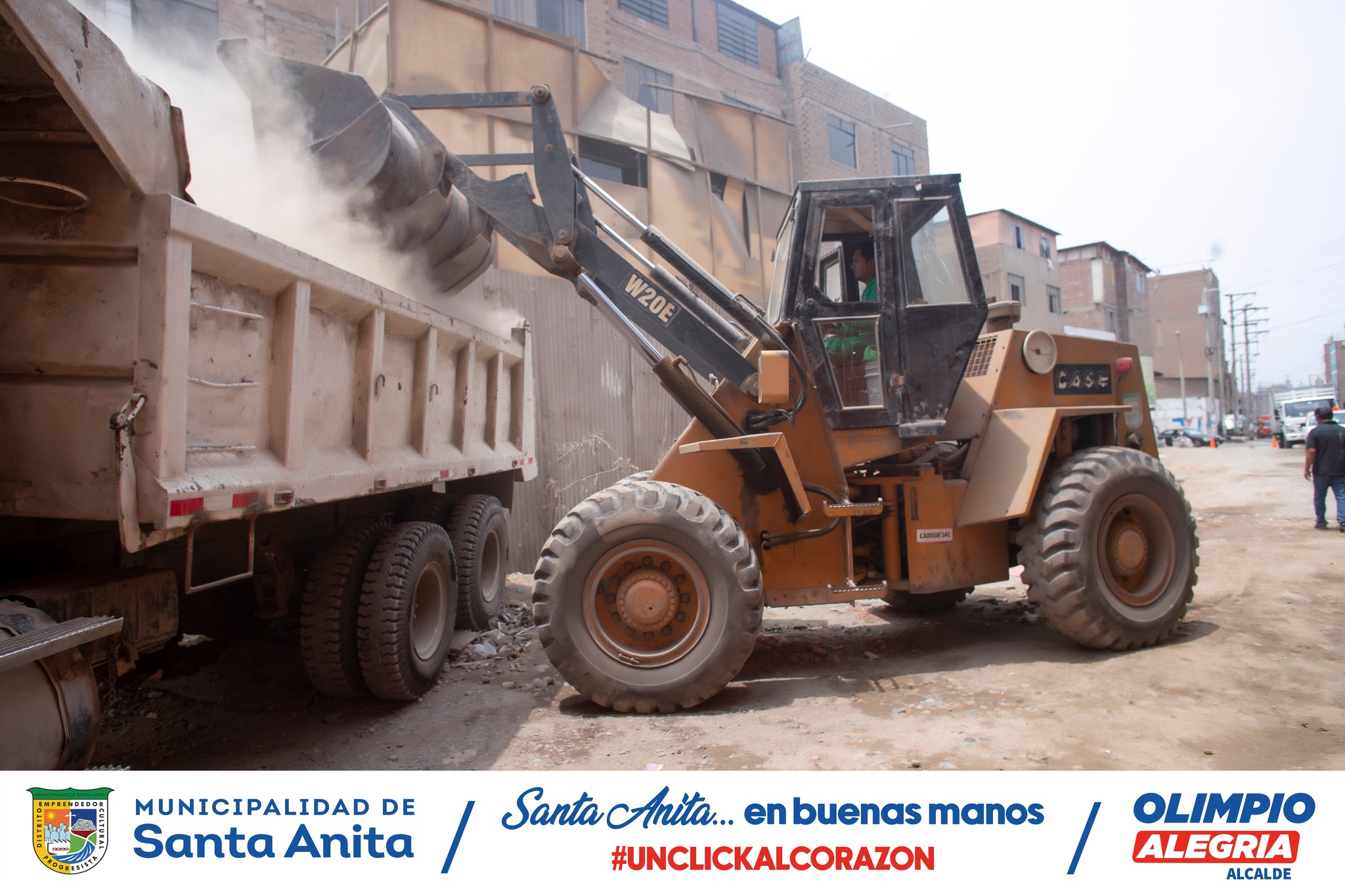 Nuestro alcalde Olimpio Alegría lideró el operativo de limpieza en la calle Camino Real junto a nuestro personal de Limpieza Pública, llevando a cabo el recojo de desmonte luego de 15 años de inacción. Logrando mejorar la limpieza en la zona y prevenir problemas de salud y medio ambiente.
