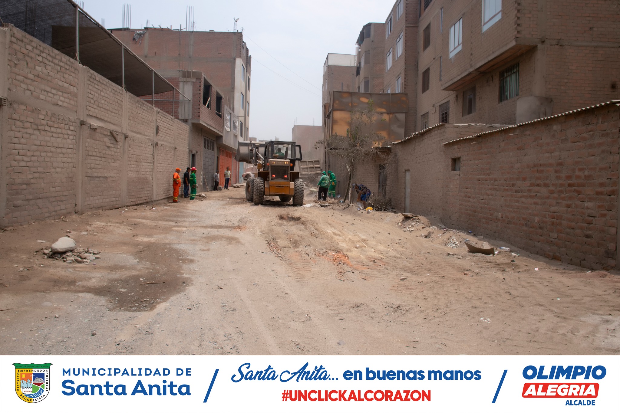 Nuestro alcalde Olimpio Alegría lideró el operativo de limpieza en la calle Camino Real junto a nuestro personal de Limpieza Pública, llevando a cabo el recojo de desmonte luego de 15 años de inacción. Logrando mejorar la limpieza en la zona y prevenir problemas de salud y medio ambiente.