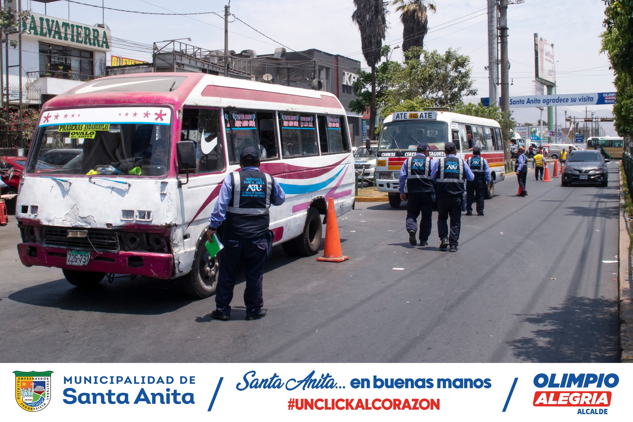 La Municipalidad de Santa Anita a través de la Sub Gerencia de Transporte junto a la ATU y la PNP realizaron un operativo contra el transporte informal en el óvalo de Santa Anita, en una rápida acción se intervino varias unidades y se les aplicó las papeletas correspondientes.