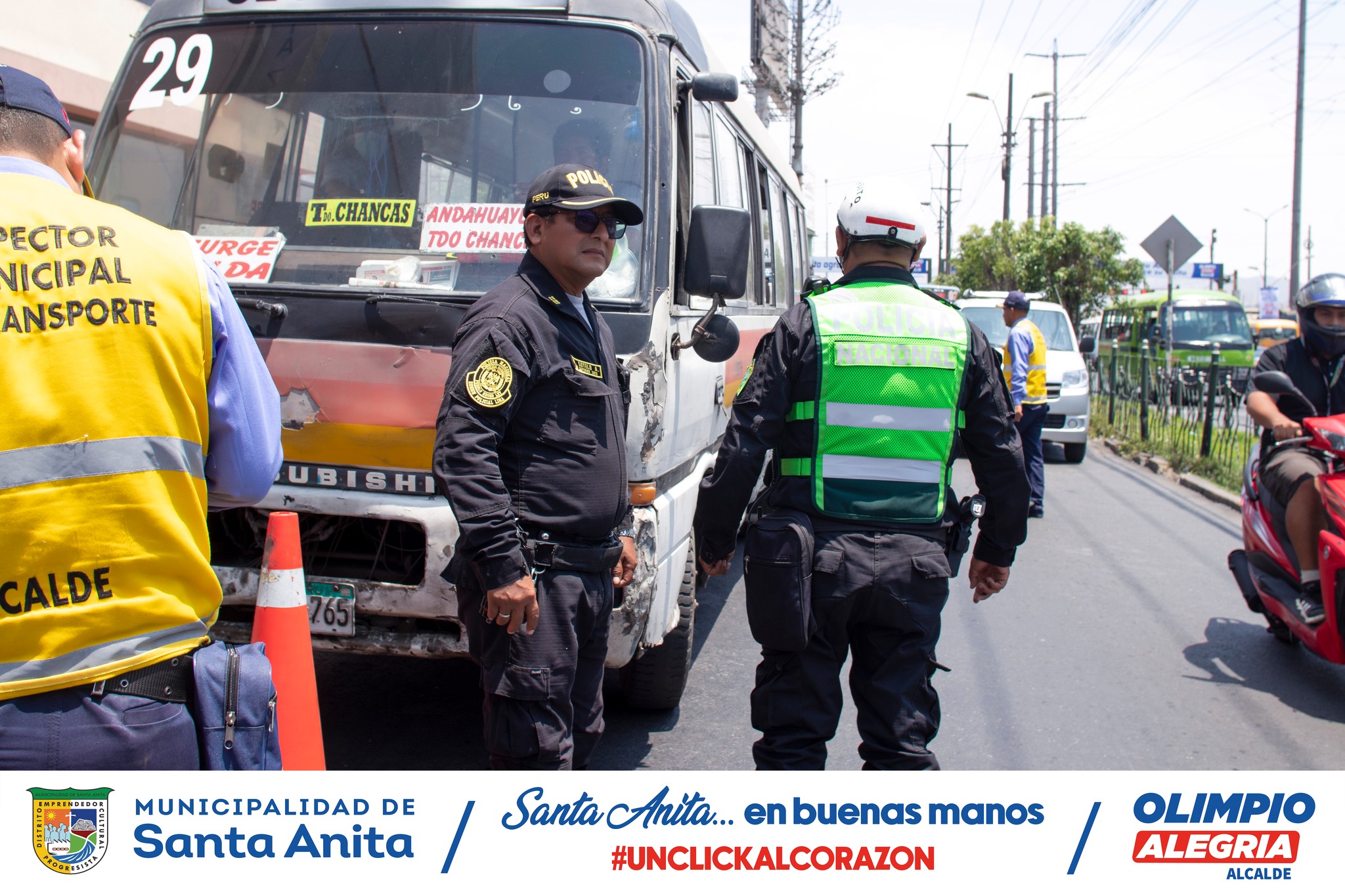 La Municipalidad de Santa Anita a través de la Sub Gerencia de Transporte junto a la ATU y la PNP realizaron un operativo contra el transporte informal en el óvalo de Santa Anita, en una rápida acción se intervino varias unidades y se les aplicó las papeletas correspondientes.