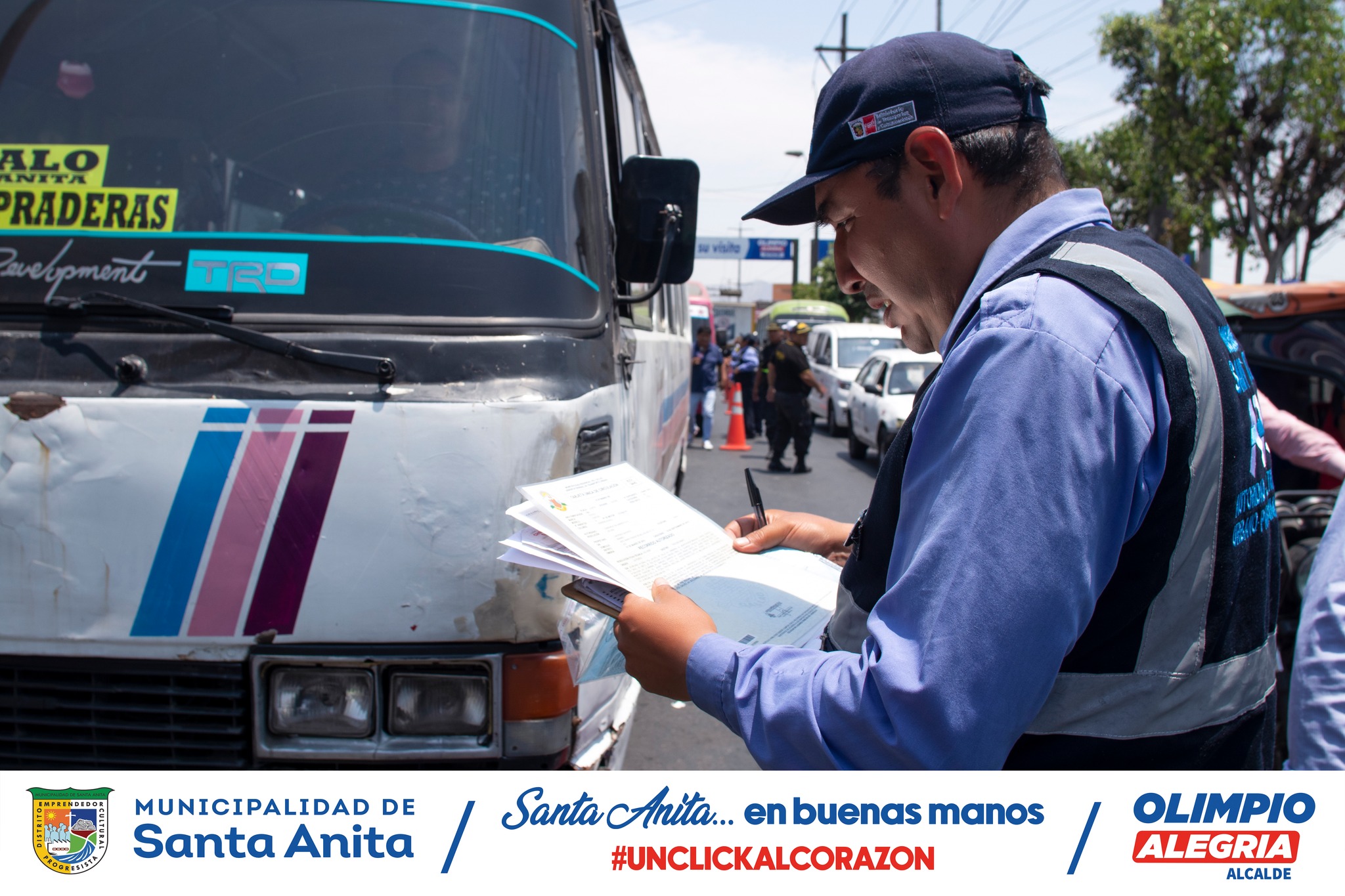 La Municipalidad de Santa Anita a través de la Sub Gerencia de Transporte junto a la ATU y la PNP realizaron un operativo contra el transporte informal en el óvalo de Santa Anita, en una rápida acción se intervino varias unidades y se les aplicó las papeletas correspondientes.