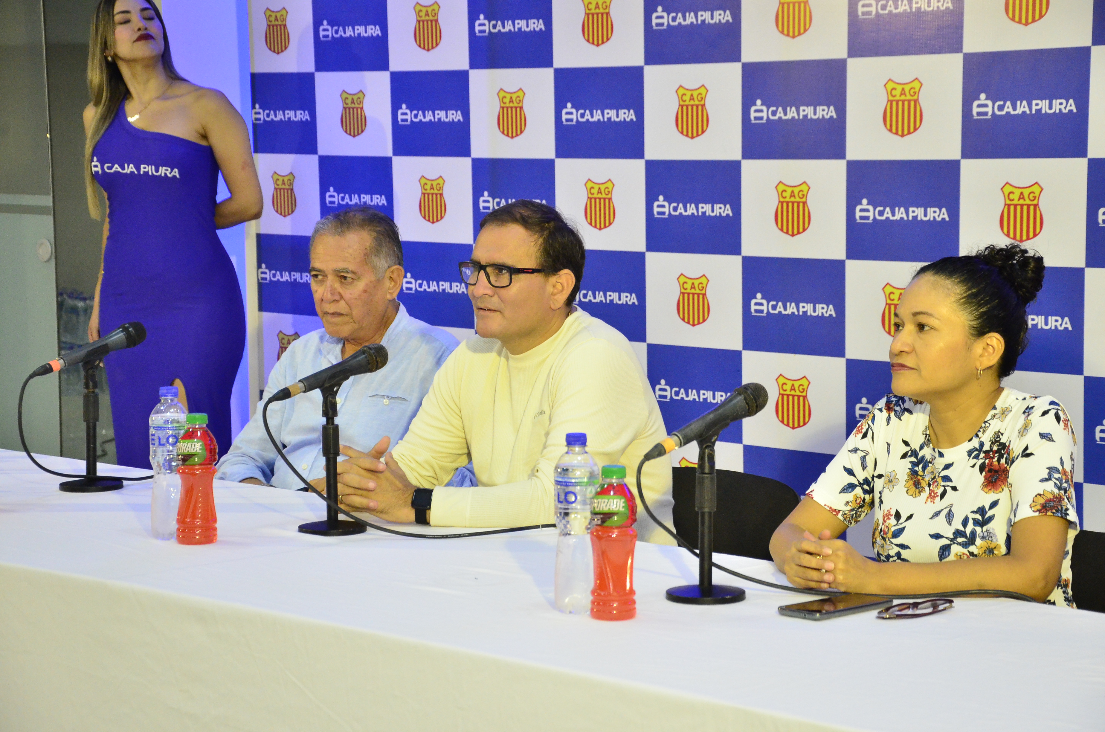 El alcalde encabezó la conferencia de presentación de la nueva camiseta