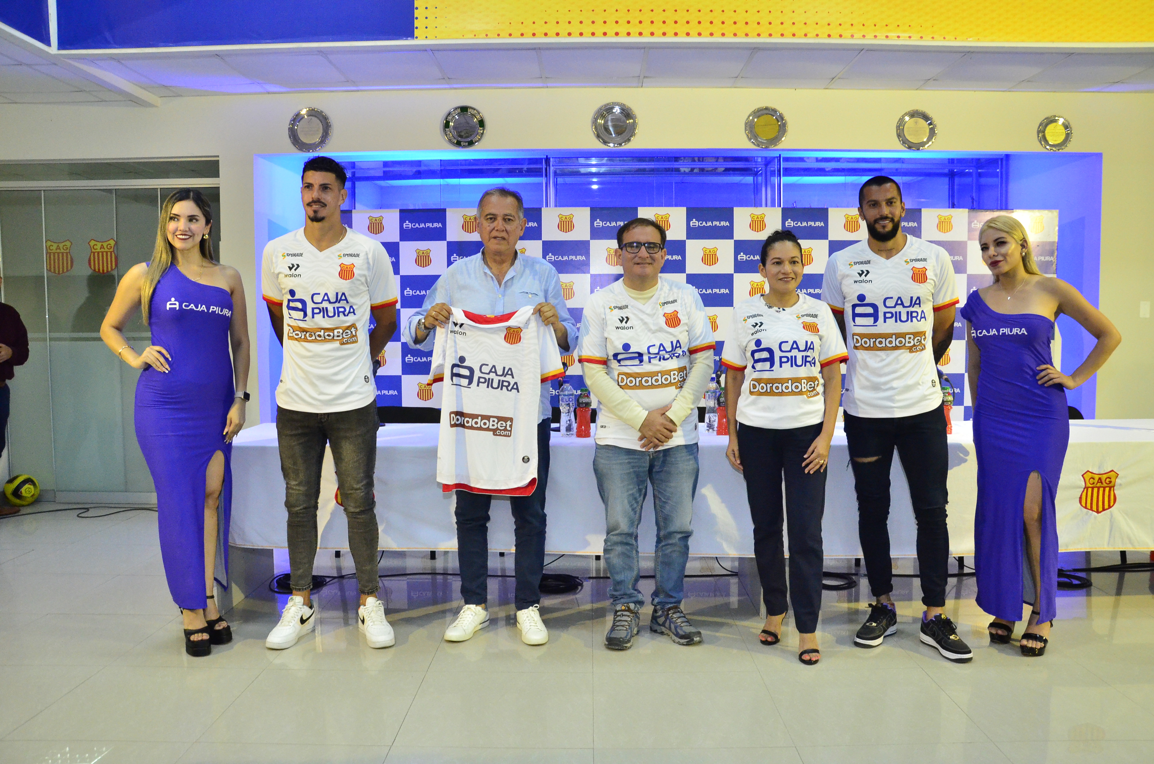 Autoridades, dirigentes, representantes de la Caja Piura y jugadores con la nueva camiseta