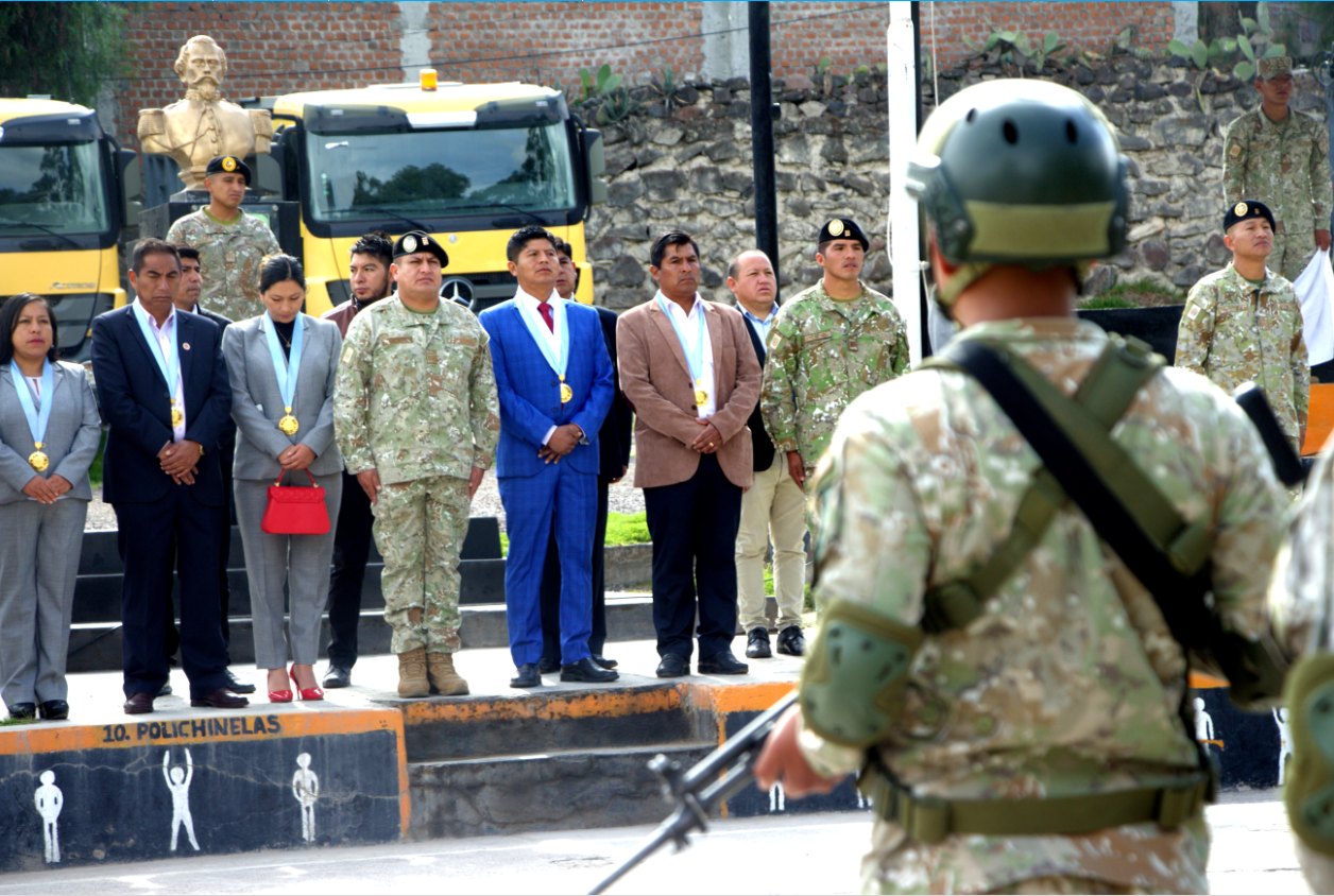 Los regidores y equipo t茅cnico, participaron en la ceremonia castrence