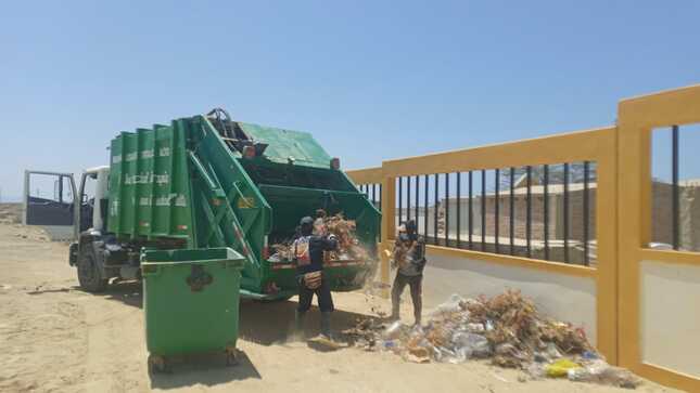 Personal Municipal evacua toneladas de residuos sólidos de Cementerio Municipal