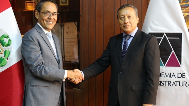 El director general del CEC del TC, magistrado Helder Domínguez Haro y el presidente de la Academia de la Magistratura (AMAG), Carlos Arias Lazarte.