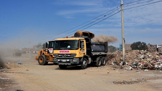 Imagen de maquinaria recogiendo la basura