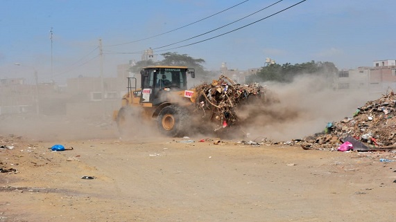 Imagen de maquinaria recogiendo la basura
