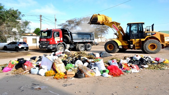 Imagen de maquinaria recogiendo la basura