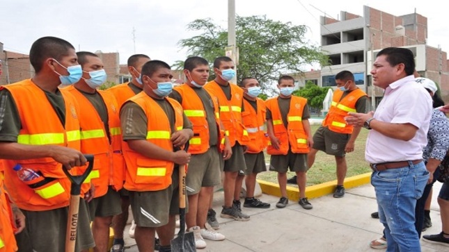 Imagen de soldados apoyando limpieza