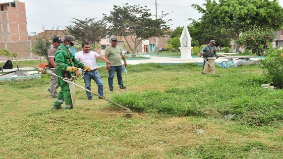 Imagen de soldados apoyando limpieza