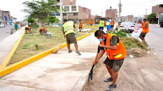 Imagen de soldados apoyando limpieza