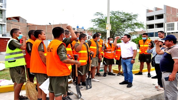 Imagen de soldados apoyando limpieza