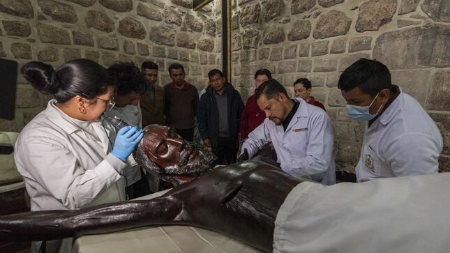 Ministerio de Cultura en Cusco: Realizan labores de mantenimiento de la sagrada imagen del Señor de los Temblores para Semana Santa