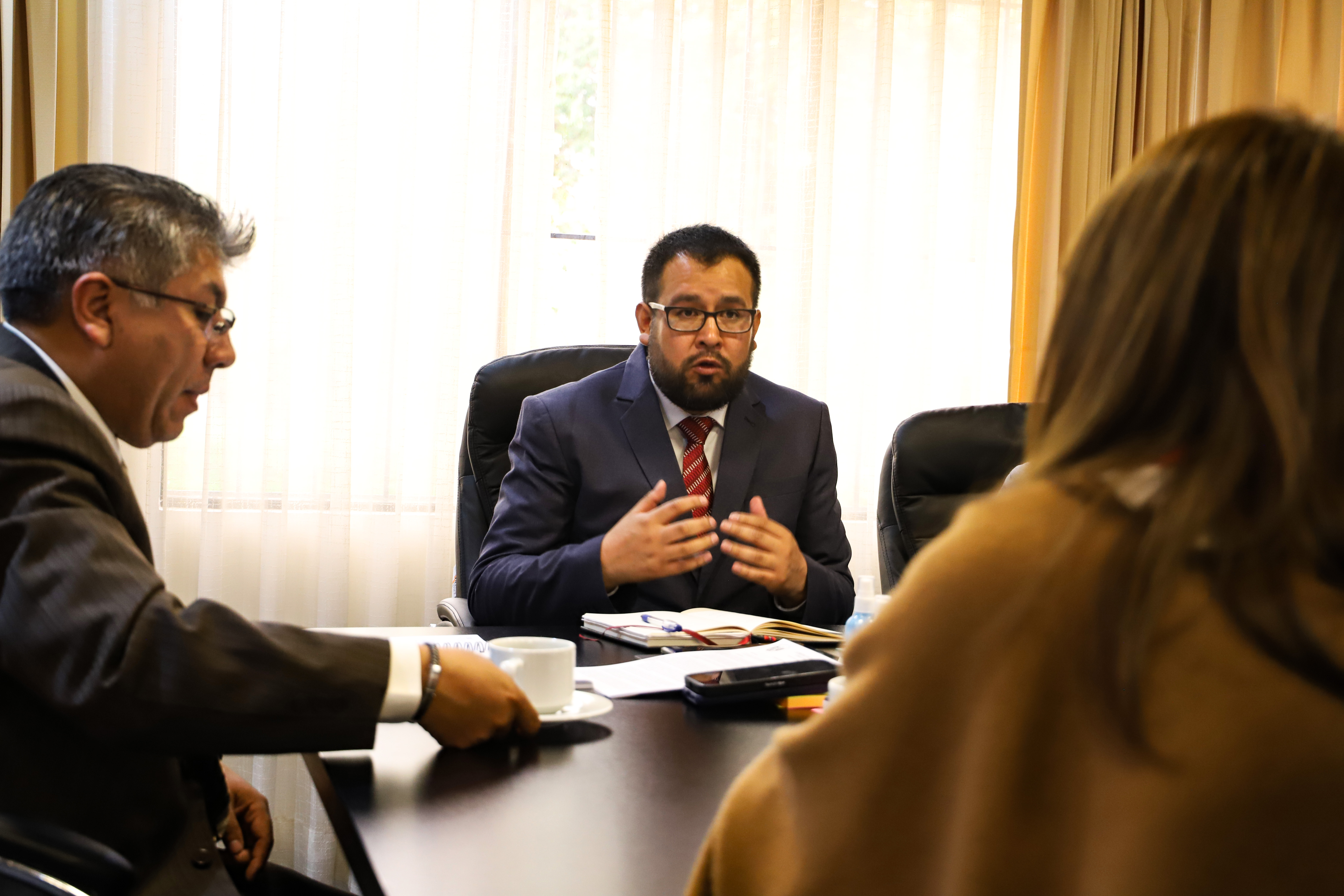 Gerente regional de trabajo presente en mesa de trabajo