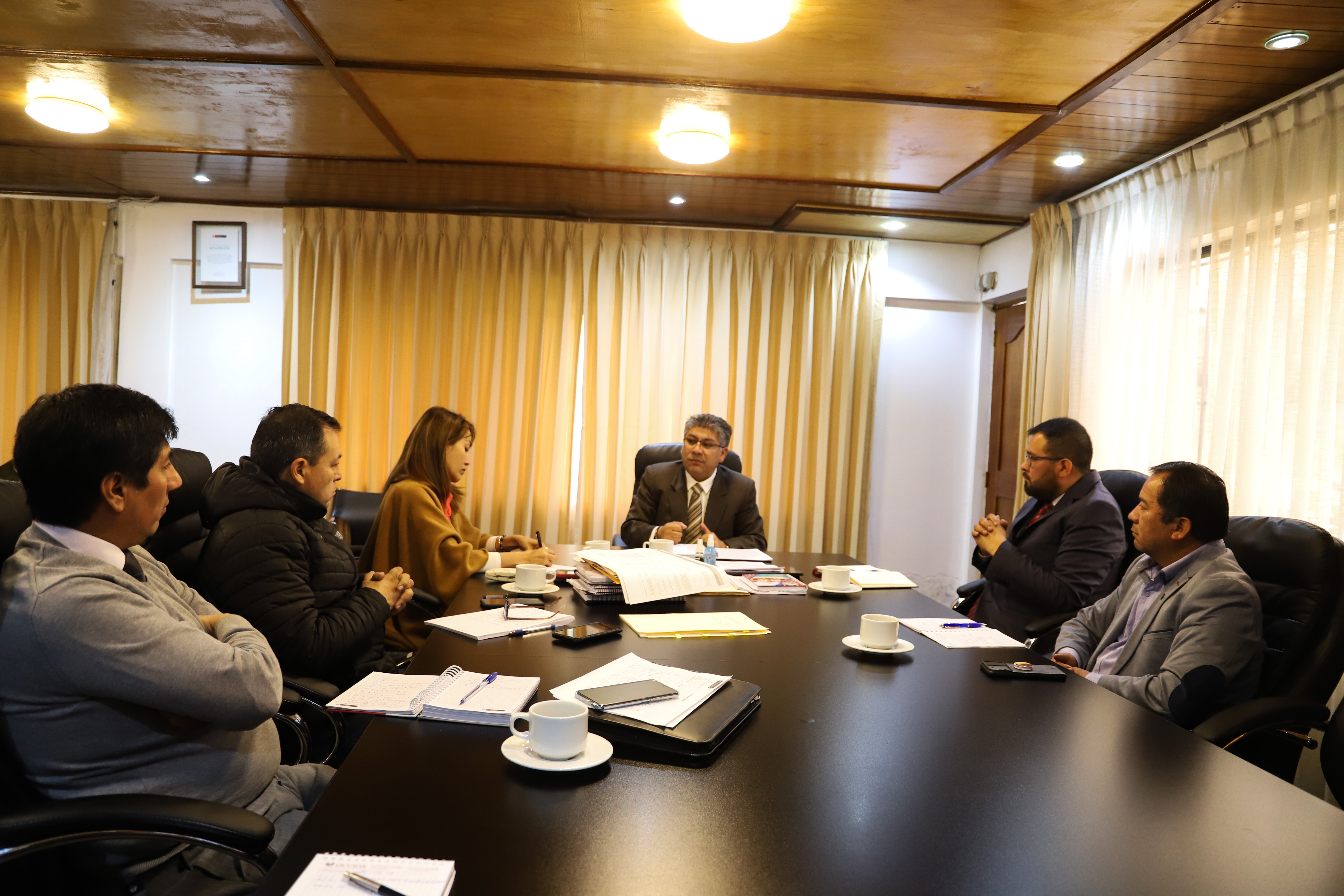 Mesa de trabajo entre autoridad regional y funcionarios