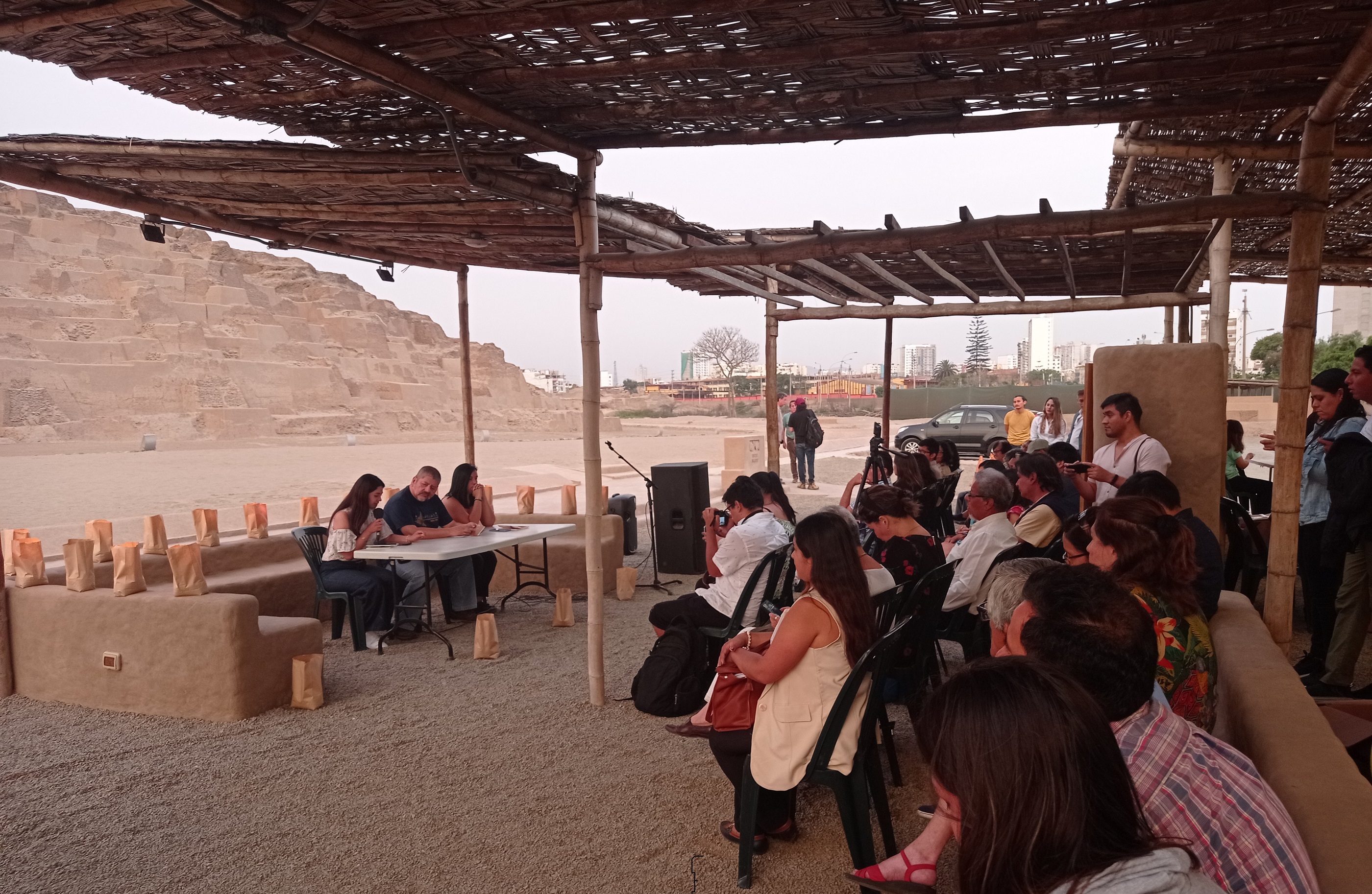 Recital poético durante el festival Versos e historia de los pueblos libres