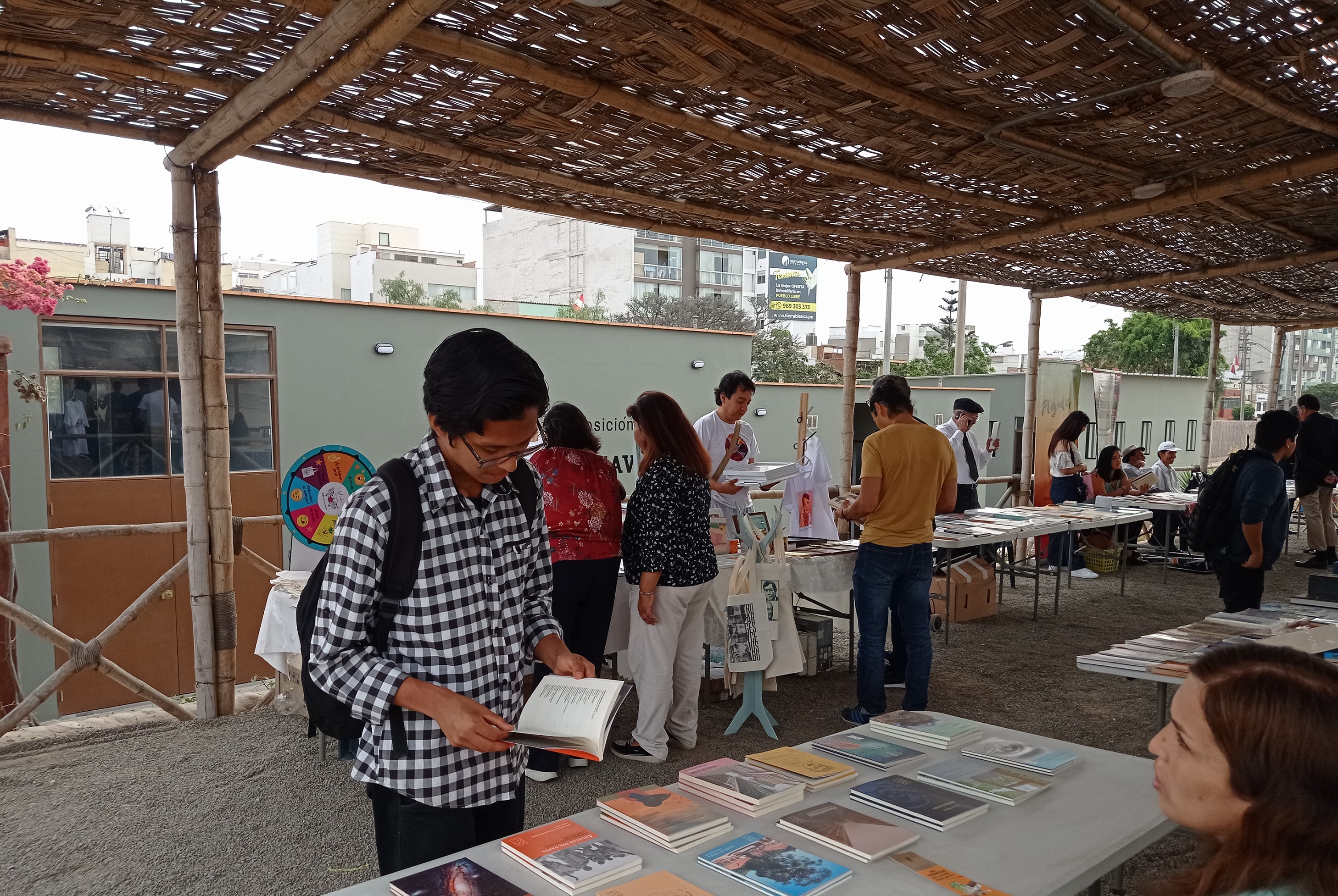 Desarrollo de la feria del libro durante el festival cultural y poético del 10 de febrero